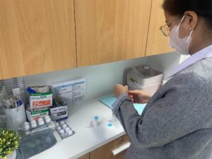 Nurse Gim preparing ceftriaxone injection for patient. 